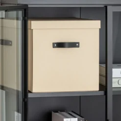Boîte de rangement cube en carton beige avec couvercle et poignée