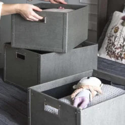 Caisse de rangement en carton avec poignées