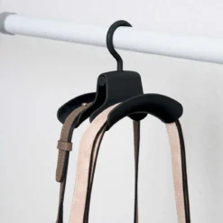 3 cintres noirs pour sacs à main