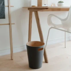 Corbeille à papier grise en bois