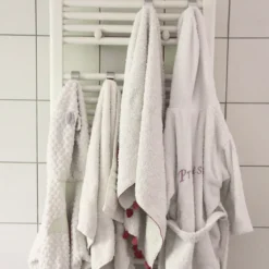 4 crochets à suspendre sur un radiateur sèche serviette