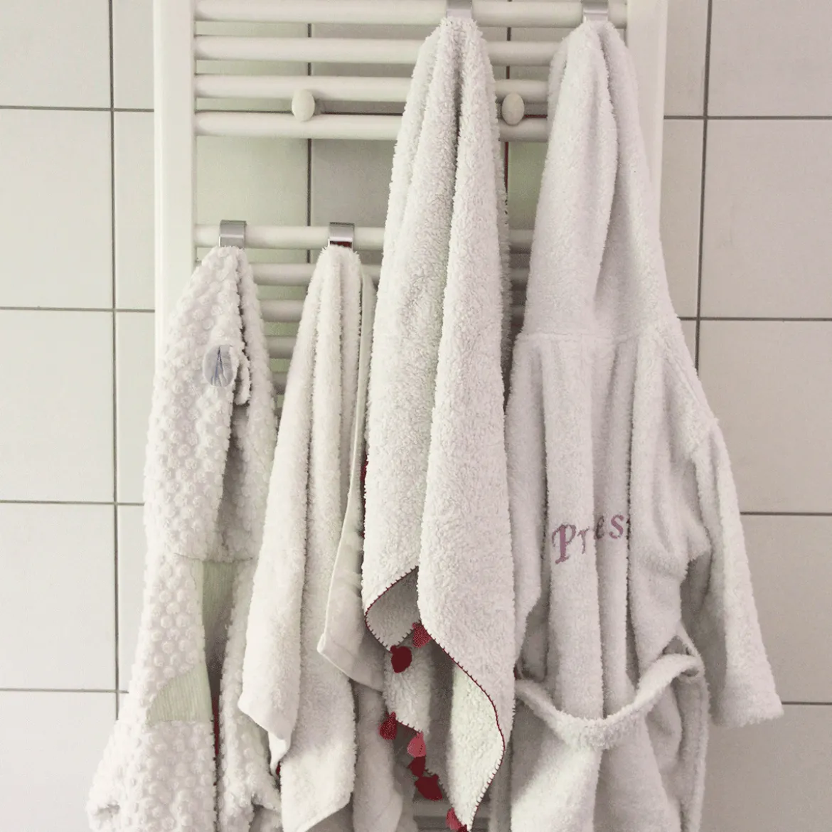 4 crochets à suspendre sur un radiateur sèche serviette
