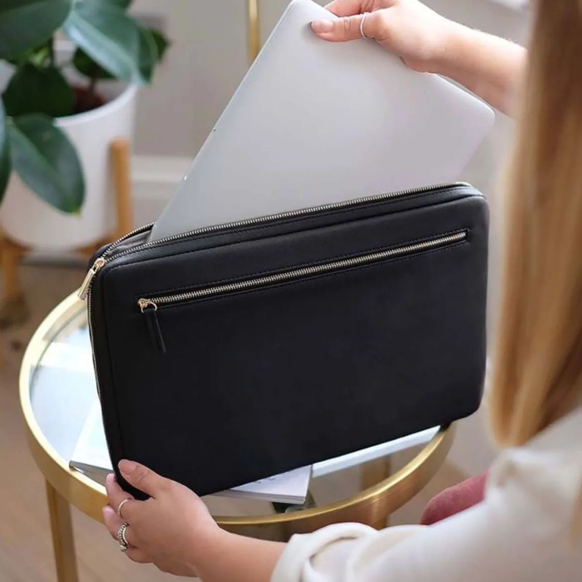 Housse pour ordinateur 15 pouces en simili cuir noir