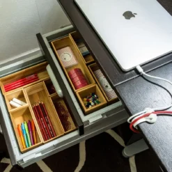Petit organisateur de tiroirs, carré et superposable, en bambou. S