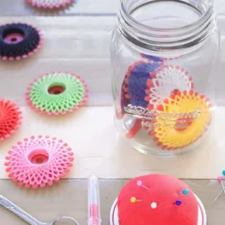Pique épingle et son pot de verre