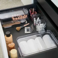 Pot à maquillage transparent