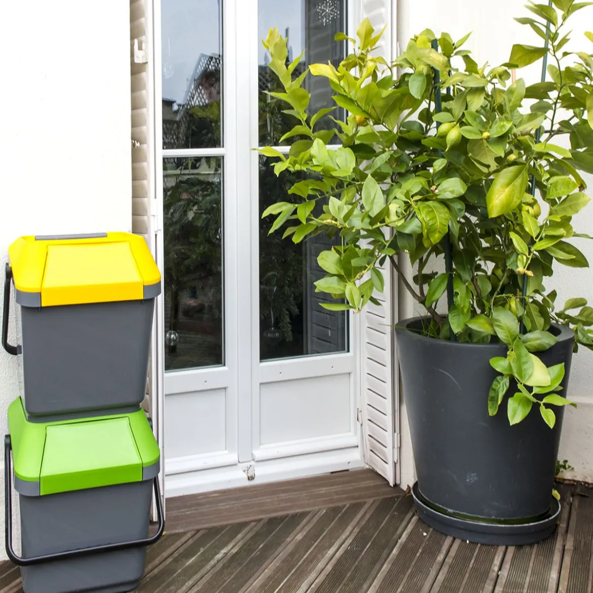 Poubelle de recyclage grise et jaune
