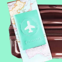 Protège passeport turquoise brillant