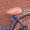 Protège selle de vélo vichy rouge