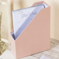 Range-dossier rose poudré avec étiquette