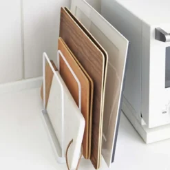 Rangement pour plateaux et planches de cuisine