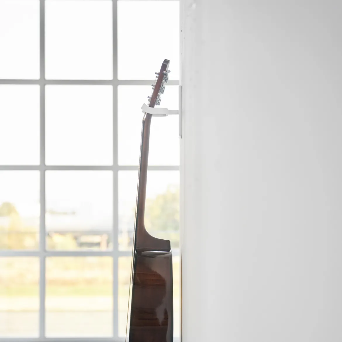 Support mural blanc pour guitare