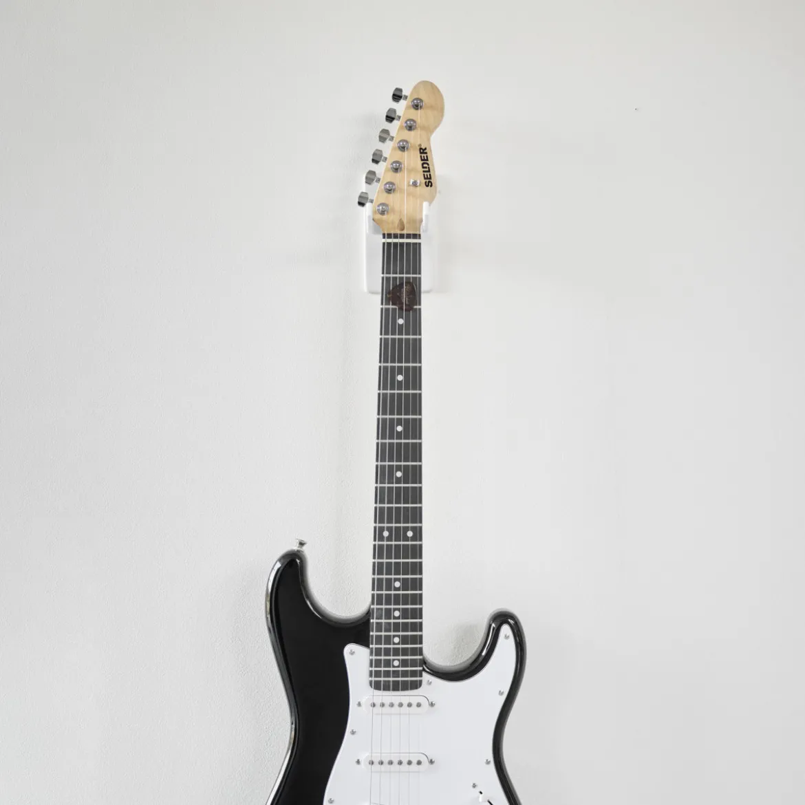 Support mural blanc pour guitare